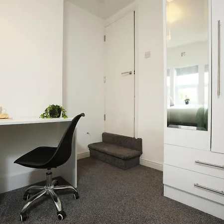 Spacious 4 Bedroom House - Sleeps 8 Guests, Contractors, Groups, Families, Business, Tourist & Relocation Welcome, 13 Minutes From Centre, Fast Wi-fi, Smart Tv In Lounge & Free Parking, Long & Short Welcome Vakantiehuis *