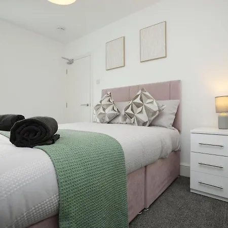 Modern 4 Bedroom House Sleeps 8, 13 Minutes From Centre, Free Parking & Wi-fi, Weekly & Monthly Stays, Great Rates Available At Peachy *