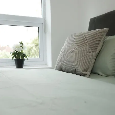 Spacious 4 Bedroom House - Sleeps 8 Guests, Contractors, Groups, Families, Business, Tourist & Relocation Welcome, 13 Minutes From Centre, Fast Wi-fi, Smart Tv In Lounge & Free Parking, Long & Short Welcome Nyaraló Bristol