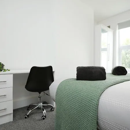 Vakantiehuis Spacious 4 Bedroom House - Sleeps 8 Guests, Contractors, Groups, Families, Business, Tourist & Relocation Welcome, 13 Minutes From Centre, Fast Wi-fi, Smart Tv In Lounge & Free Parking, Long & Short Welcome