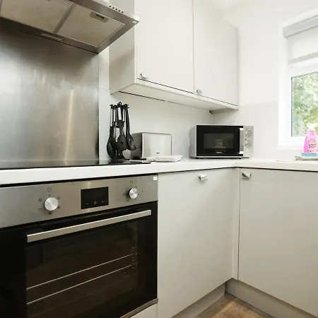 Spacious 4 Bedroom House - Sleeps 8 Guests, Contractors, Groups, Families, Business And Relocation Welcome, 13 Minutes From Centre, Fast Wi-fi, Smart Tv In Lounge & Free Parking, Long And Short Welcome בריסטול