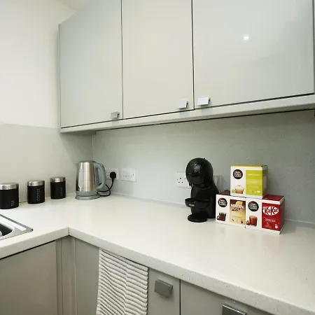 Vakantiehuis Spacious 4 Bedroom House - Sleeps 8 Guests, Contractors, Groups, Families, Business, Tourist & Relocation Welcome, 13 Minutes From Centre, Fast Wi-fi, Smart Tv In Lounge & Free Parking, Long & Short Welcome Bristol