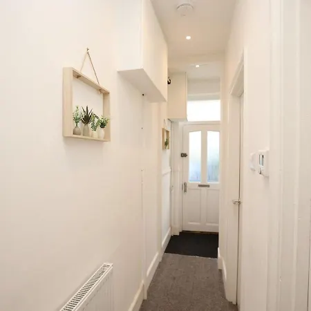 Modern 4 Bedroom House Sleeps 8, 13 Minutes From Centre, Free Parking And Wi-fi, Weekly And Monthly Stays, Great Rates Available At Peachy * Bristol