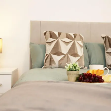 Spacious 4 Bedroom House - Sleeps 8 Guests, Contractors, Groups, Families, Business And Relocation Welcome, 13 Minutes From Centre, Fast Wi-fi, Smart Tv In Lounge & Free Parking, Long And Short Welcome בית נופש