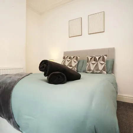 Spacious 4 Bedroom House - Sleeps 8 Guests, Contractors, Groups, Families, Business, Tourist & Relocation Welcome, 13 Minutes From Centre, Fast Wi-fi, Smart Tv In Lounge & Free Parking, Long & Short Welcome