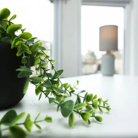 Spacious 4 Bedroom House - Sleeps 8 Guests, Contractors, Groups, Families, Business, Tourist & Relocation Welcome, 13 Minutes From Centre, Fast Wi-fi, Smart Tv In Lounge & Free Parking, Long & Short Welcome Bristol