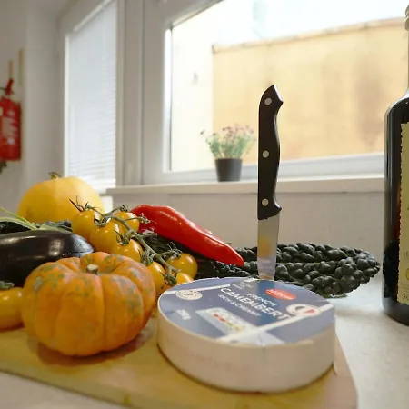 Spacious 4 Bedroom House - Sleeps 8 Guests, Contractors, Groups, Families, Business And Relocation Welcome, 13 Minutes From Centre, Fast Wi-fi, Smart Tv In Lounge & Free Parking, Long And Short Welcome Будинок відпочинку *