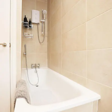 Spacious 4 Bedroom House - Sleeps 8 Guests, Contractors, Groups, Families, Business, Tourist & Relocation Welcome, 13 Minutes From Centre, Fast Wi-fi, Smart Tv In Lounge & Free Parking, Long & Short Welcome