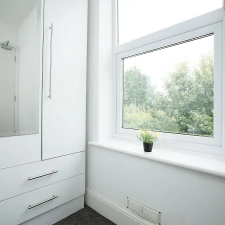 Spacious 4 Bedroom House - Sleeps 8 Guests, Contractors, Groups, Families, Business, Tourist & Relocation Welcome, 13 Minutes From Centre, Fast Wi-fi, Smart Tv In Lounge & Free Parking, Long & Short Welcome