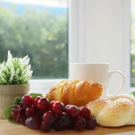 Modern 4 Bedroom House Sleeps 8, 13 Minutes From Centre, Free Parking And Wi-fi, Weekly & Monthly Stays, Great Rates Available At Peachy * 布里斯托