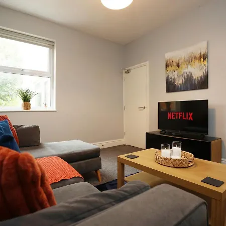 Spacious 4 Bedroom House - Sleeps 8 Guests, Contractors, Groups, Families, Business, Tourist & Relocation Welcome, 13 Minutes From Centre, Fast Wi-fi, Smart Tv In Lounge & Free Parking, Long & Short Welcome Vakantiehuis *