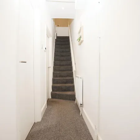 Vakantiehuis Spacious 4 Bedroom House - Sleeps 8 Guests, Contractors, Groups, Families, Business, Tourist & Relocation Welcome, 13 Minutes From Centre, Fast Wi-fi, Smart Tv In Lounge & Free Parking, Long & Short Welcome