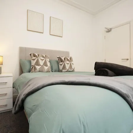 Spacious 4 Bedroom House - Sleeps 8 Guests, Contractors, Groups, Families, Business And Relocation Welcome, 13 Minutes From Centre, Fast Wi-fi, Smart Tv In Lounge & Free Parking, Long And Short Welcome Будинок відпочинку