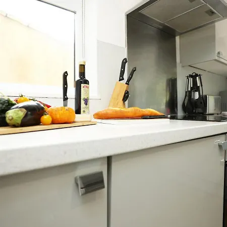 Spacious 4 Bedroom House - Sleeps 8 Guests, Contractors, Groups, Families, Business And Relocation Welcome, 13 Minutes From Centre, Fast Wi-fi, Smart Tv In Lounge & Free Parking, Long And Short Welcome Бристоль