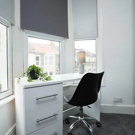 Vakantiehuis Spacious 4 Bedroom House - Sleeps 8 Guests, Contractors, Groups, Families, Business, Tourist & Relocation Welcome, 13 Minutes From Centre, Fast Wi-fi, Smart Tv In Lounge & Free Parking, Long & Short Welcome Bristol