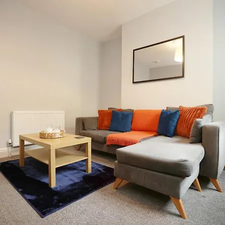 Будинок відпочинку Spacious 4 Bedroom House - Sleeps 8 Guests, Contractors, Groups, Families, Business And Relocation Welcome, 13 Minutes From Centre, Fast Wi-fi, Smart Tv In Lounge & Free Parking, Long And Short Welcome