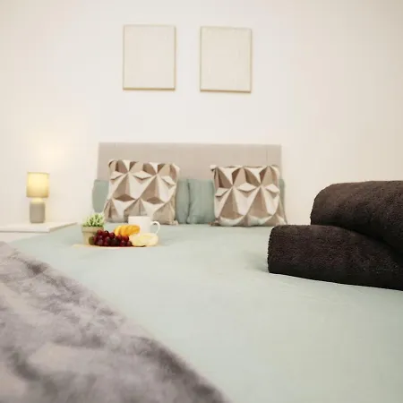 Будинок відпочинку Spacious 4 Bedroom House - Sleeps 8 Guests, Contractors, Groups, Families, Business And Relocation Welcome, 13 Minutes From Centre, Fast Wi-fi, Smart Tv In Lounge & Free Parking, Long And Short Welcome