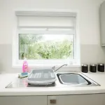 Modern 4 Bedroom House Sleeps 8, 13 Minutes From Centre, Free Parking & Wi-fi, Weekly & Monthly Stays, Great Rates Available At Peachy *