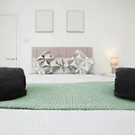 Modern 4 Bedroom House Sleeps 8, 13 Minutes From Centre, Free Parking & Wi-fi, Weekly & Monthly Stays, Great Rates Available At Peachy *