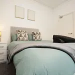 Modern 4 Bedroom House Sleeps 8, 13 Minutes From Centre, Free Parking & Wi-fi, Weekly & Monthly Stays, Great Rates Available At Peachy بيت للعطل