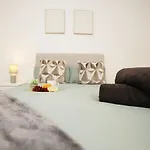 بيت للعطل Modern 4 Bedroom House Sleeps 8, 13 Minutes From Centre, Free Parking & Wi-fi, Weekly & Monthly Stays, Great Rates Available At Peachy