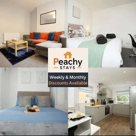 Dom wakacyjny Modern 4 Bedroom House Sleeps 8, 13 Minutes From Centre, Free Parking And Wi-fi, Weekly And Monthly Stays, Great Rates Available At Peachy