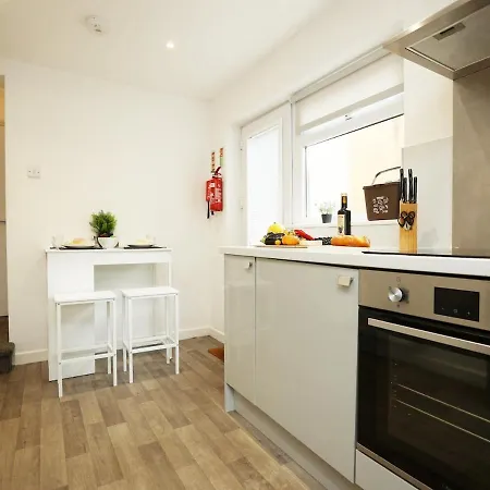 Modern 4 Bedroom House Sleeps 8, 13 Minutes From Centre, Free Parking & Wi-fi, Weekly & Monthly Stays, Great Rates Available At Peachy *