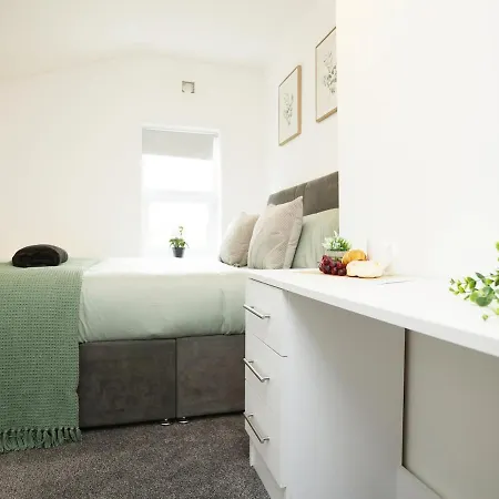 Spacious 4 Bedroom House - Sleeps 8 Guests, Contractors, Groups, Families, Business And Relocation Welcome, 13 Minutes From Centre, Fast Wi-fi, Smart Tv In Lounge & Free Parking, Long And Short Welcome