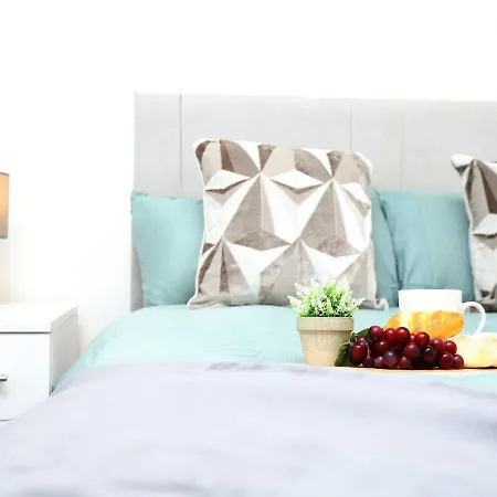 Modern 4 Bedroom House Sleeps 8, 13 Minutes From Centre, Free Parking And Wi-fi, Weekly And Monthly Stays, Great Rates Available At Peachy * Bristol