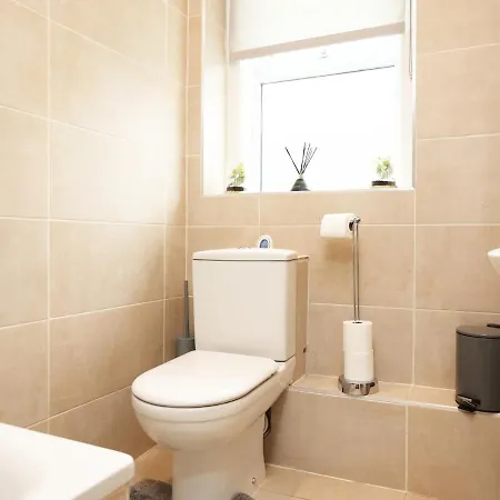 Spacious 4 Bedroom House - Sleeps 8 Guests, Contractors, Groups, Families, Business, Tourist & Relocation Welcome, 13 Minutes From Centre, Fast Wi-fi, Smart Tv In Lounge & Free Parking, Long & Short Welcome Ferienhaus *