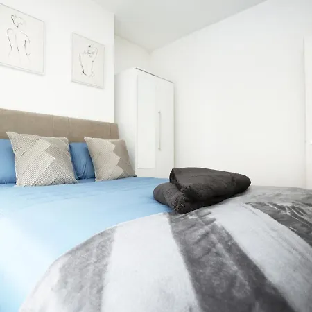 Nyaraló Spacious 4 Bedroom House - Sleeps 8 Guests, Contractors, Groups, Families, Business, Leisure & Relocation Welcome, 13 Minutes From Centre, Fast Wi-fi, Smart Tv In Lounge & Free Parking, Long And Short Welcome