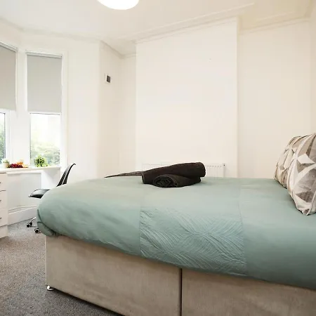 Spacious 4 Bedroom House - Sleeps 8 Guests, Contractors, Groups, Families, Business And Relocation Welcome, 13 Minutes From Centre, Fast Wi-fi, Smart Tv In Lounge & Free Parking, Long And Short Welcome * Бристоль