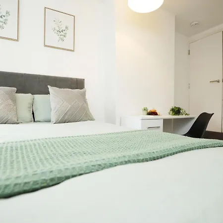 Spacious 4 Bedroom House - Sleeps 8 Guests, Contractors, Groups, Families, Business And Relocation Welcome, 13 Minutes From Centre, Fast Wi-fi, Smart Tv In Lounge & Free Parking, Long And Short Welcome Дом отдыха *