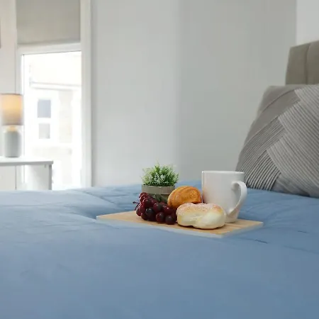 Дом отдыха Spacious 4 Bedroom House - Sleeps 8 Guests, Contractors, Groups, Families, Business And Relocation Welcome, 13 Minutes From Centre, Fast Wi-fi, Smart Tv In Lounge & Free Parking, Long And Short Welcome