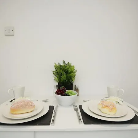 Дом отдыха Spacious 4 Bedroom House - Sleeps 8 Guests, Contractors, Groups, Families, Business And Relocation Welcome, 13 Minutes From Centre, Fast Wi-fi, Smart Tv In Lounge & Free Parking, Long And Short Welcome Бристоль