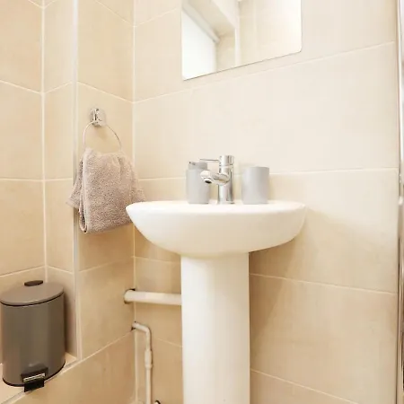 Ferienhaus Spacious 4 Bedroom House - Sleeps 8 Guests, Contractors, Groups, Families, Business, Tourist & Relocation Welcome, 13 Minutes From Centre, Fast Wi-fi, Smart Tv In Lounge & Free Parking, Long & Short Welcome *