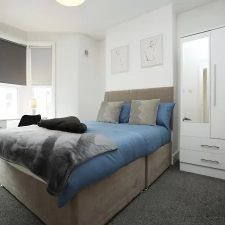 Spacious 4 Bedroom House - Sleeps 8 Guests, Contractors, Groups, Families, Business And Relocation Welcome, 13 Minutes From Centre, Fast Wi-fi, Smart Tv In Lounge & Free Parking, Long And Short Welcome Бристоль