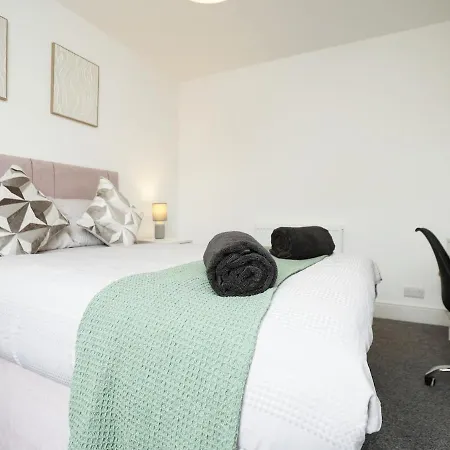 Modern 4 Bedroom House Sleeps 8, 13 Minutes From Centre, Free Parking And Wi-fi, Weekly And Monthly Stays, Great Rates Available At Peachy Bristol