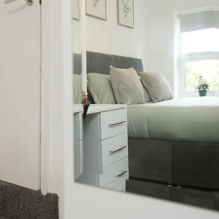 Ferienhaus Spacious 4 Bedroom House - Sleeps 8 Guests, Contractors, Groups, Families, Business, Tourist & Relocation Welcome, 13 Minutes From Centre, Fast Wi-fi, Smart Tv In Lounge & Free Parking, Long & Short Welcome