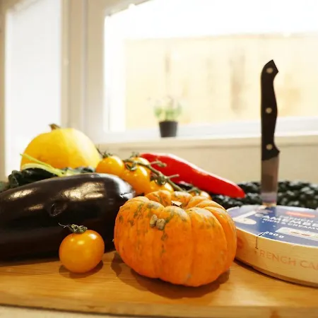 Spacious 4 Bedroom House - Sleeps 8 Guests, Contractors, Groups, Families, Business And Relocation Welcome, 13 Minutes From Centre, Fast Wi-fi, Smart Tv In Lounge & Free Parking, Long And Short Welcome Бристоль