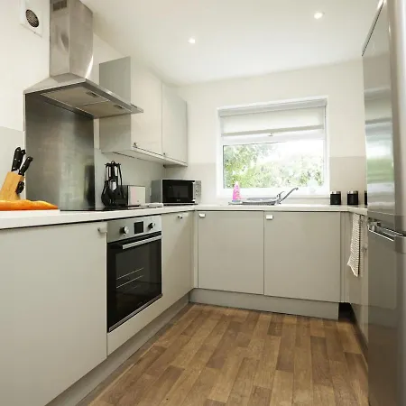Modern 4 Bedroom House Sleeps 8, 13 Minutes From Centre, Free Parking And Wi-fi, Weekly And Monthly Stays, Great Rates Available At Peachy Bristol