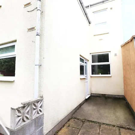 Spacious 4 Bedroom House - Sleeps 8 Guests, Contractors, Groups, Families, Business, Leisure & Relocation Welcome, 13 Minutes From Centre, Fast Wi-fi, Smart Tv In Lounge & Free Parking, Long And Short Welcome Ferienhaus *