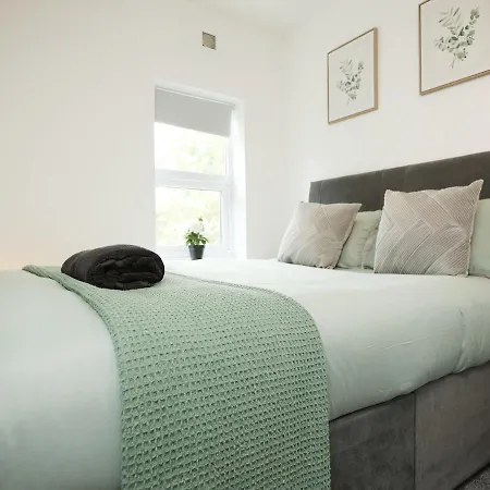 Modern 4 Bedroom House Sleeps 8, 13 Minutes From Centre, Free Parking And Wi-fi, Weekly And Monthly Stays, Great Rates Available At Peachy * Bristol