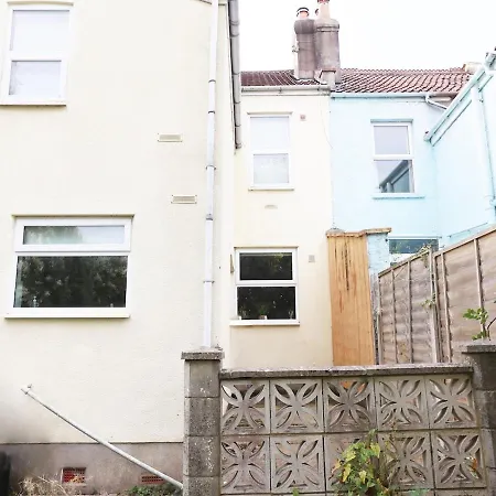 Ferienhaus Spacious 4 Bedroom House - Sleeps 8 Guests, Contractors, Groups, Families, Business, Leisure & Relocation Welcome, 13 Minutes From Centre, Fast Wi-fi, Smart Tv In Lounge & Free Parking, Long And Short Welcome