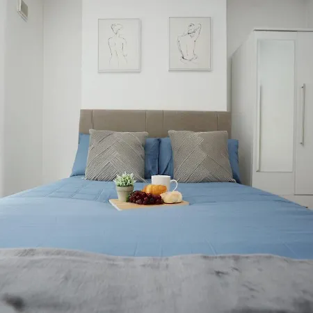 Modern 4 Bedroom House Sleeps 8, 13 Minutes From Centre, Free Parking And Wi-fi, Weekly And Monthly Stays, Great Rates Available At Peachy *