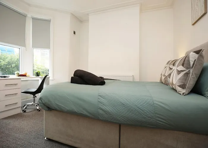 Ferienhaus Spacious 4 Bedroom House - Sleeps 8 Guests, Contractors, Groups, Families, Business, Leisure & Relocation Welcome, 13 Minutes From Centre, Fast Wi-fi, Smart Tv In Lounge & Free Parking, Long And Short Welcome