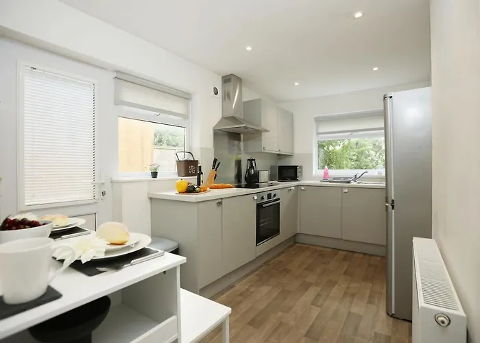 Ferienhaus Spacious 4 Bedroom House - Sleeps 8 Guests, Contractors, Groups, Families, Business, Leisure & Relocation Welcome, 13 Minutes From Centre, Fast Wi-fi, Smart Tv In Lounge & Free Parking, Long And Short Welcome