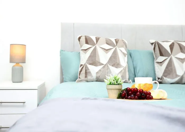 Spacious 4 Bedroom House - Sleeps 8 Guests, Contractors, Groups, Families, Business, Leisure & Relocation Welcome, 13 Minutes From Centre, Fast Wi-fi, Smart Tv In Lounge & Free Parking, Long And Short Welcome * Bristol