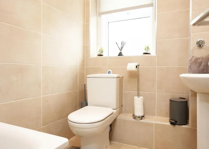 Spacious 4 Bedroom House - Sleeps 8 Guests, Contractors, Groups, Families, Business, Leisure & Relocation Welcome, 13 Minutes From Centre, Fast Wi-fi, Smart Tv In Lounge & Free Parking, Long And Short Welcome Ferienhaus *