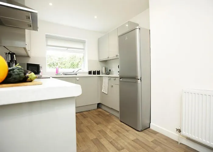 Spacious 4 Bedroom House - Sleeps 8 Guests, Contractors, Groups, Families, Business, Leisure & Relocation Welcome, 13 Minutes From Centre, Fast Wi-fi, Smart Tv In Lounge & Free Parking, Long And Short Welcome * Bristol